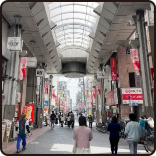 大山駅南口を出て左へ、アーケードを通っている写真