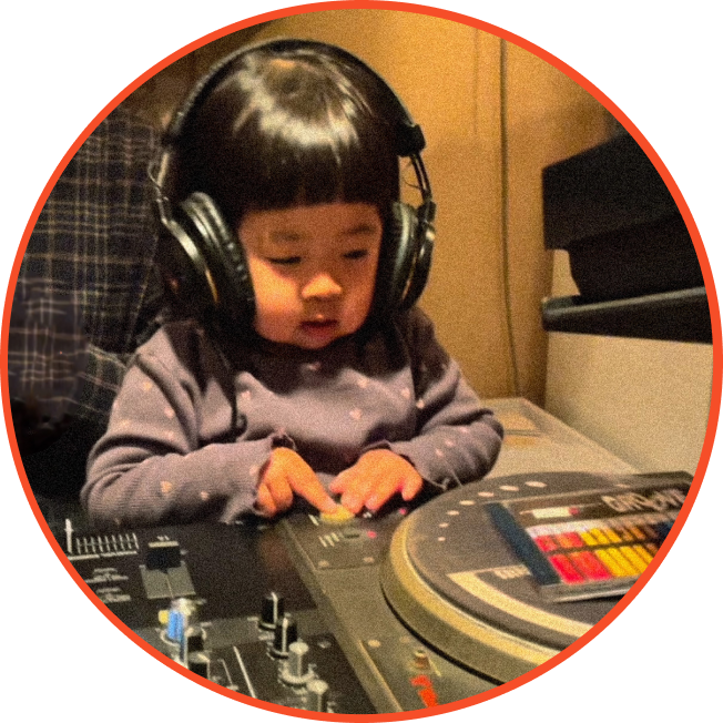 イベントでDJしているこども