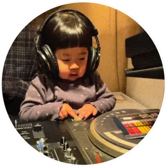 イベントでDJしているこども