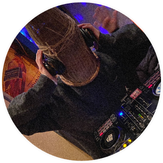 イベントでDJしている若者