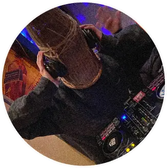 イベントでDJしている若者